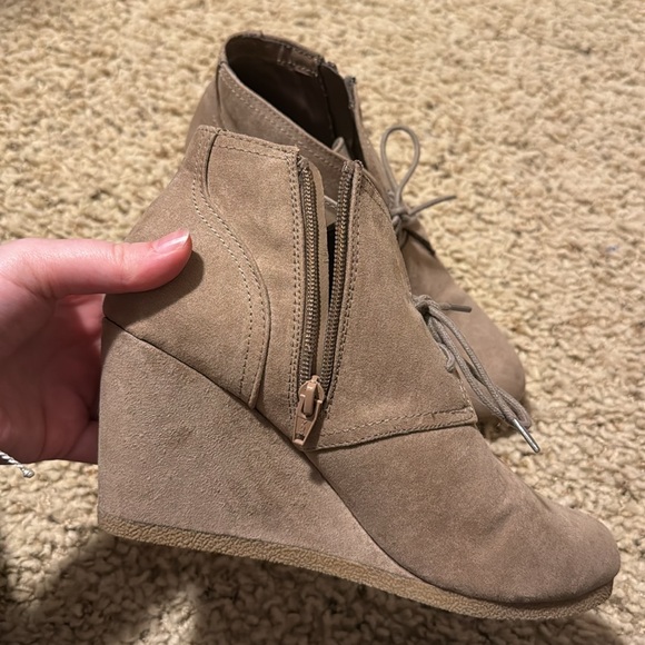 Universal Threads - size 9, women’s tan wedges - Picture 5 of 6